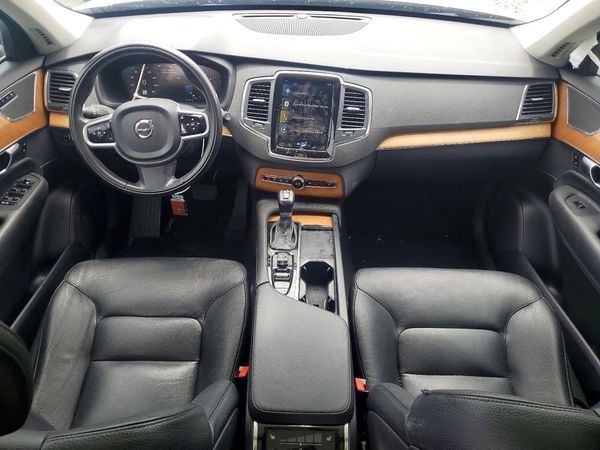 2021 VOLVO XC90 Momentum