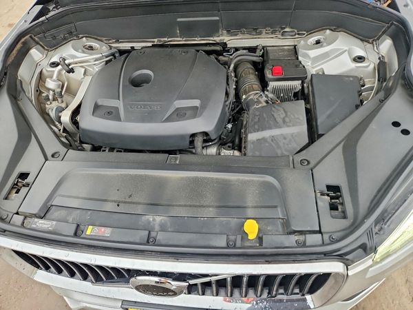 2021 VOLVO XC90 Momentum