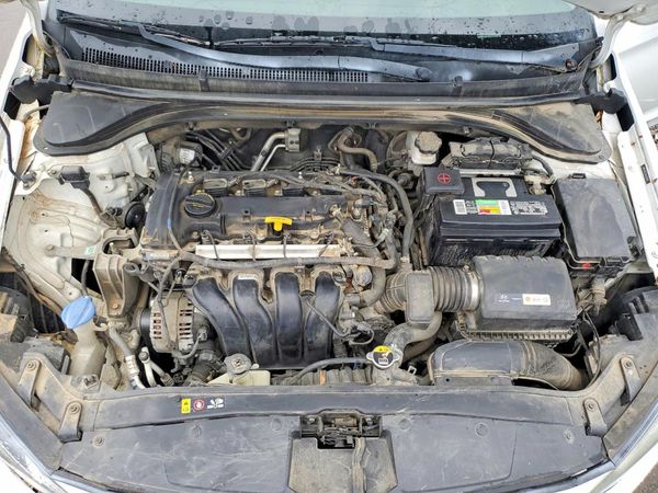 2017 HYUNDAI ELANTRA SE Base — Engine bay