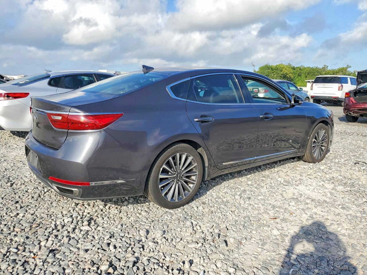 2018 KIA CADENZA Premium (Base)