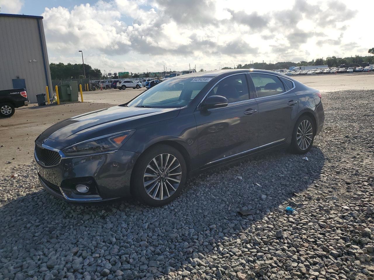 2018 KIA CADENZA Premium (Base)