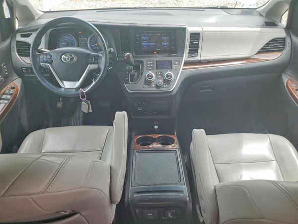 2017 TOYOTA SIENNA