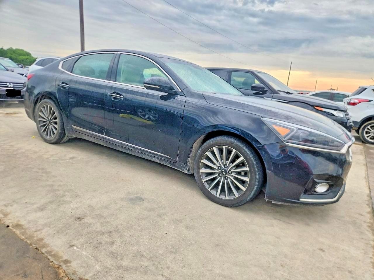 2018 KIA CADENZA Premium (Base)