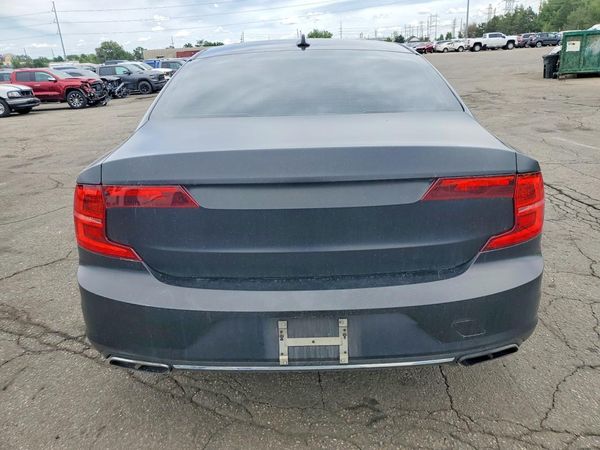 2018 VOLVO S90 Momentum