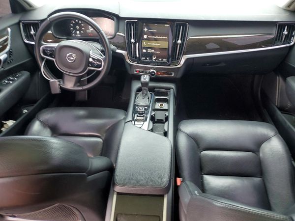 2018 VOLVO S90 Momentum