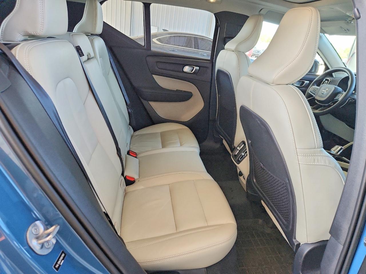 2023 VOLVO XC40 Plus Dark