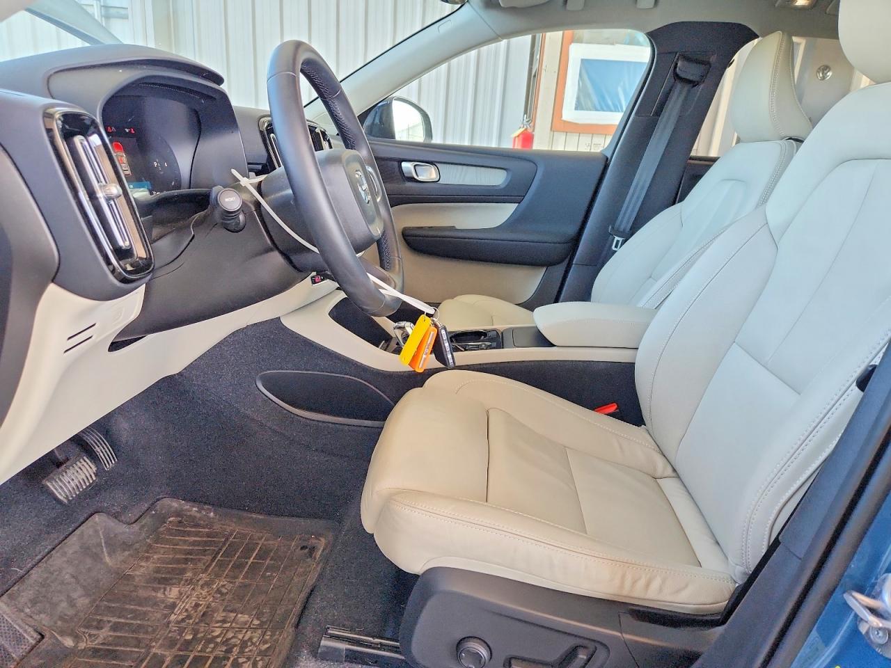 2023 VOLVO XC40 Plus Dark