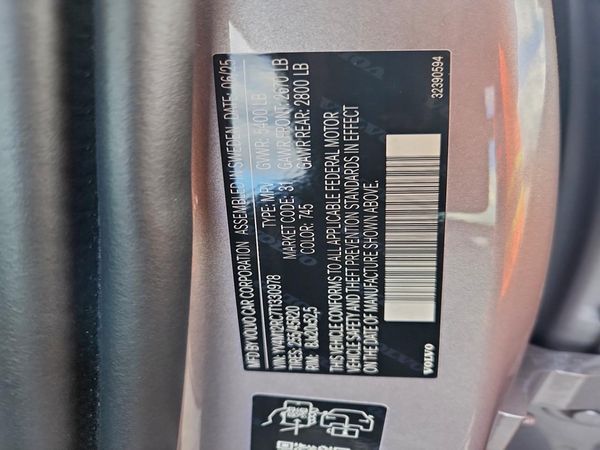 2026 VOLVO XC60 Plus Dark — VINS