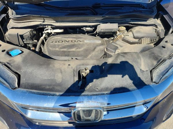 2019 HONDA PILOT EXL — Engine bay