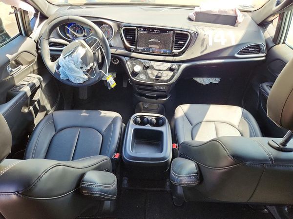 2025 CHRYSLER VOYAGER LX