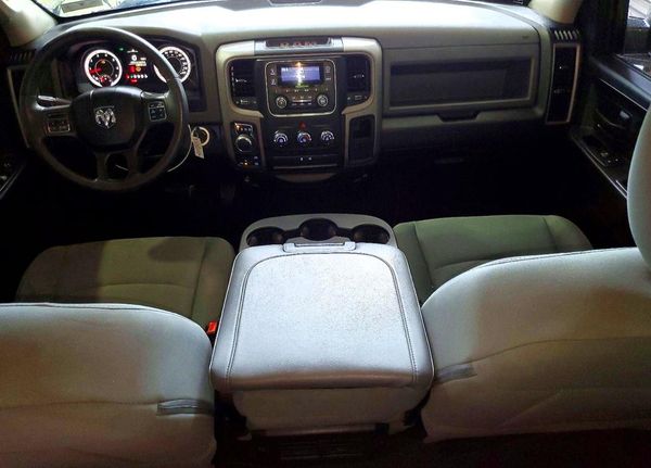 2015 RAM 1500 ST CREW CAB 4X4