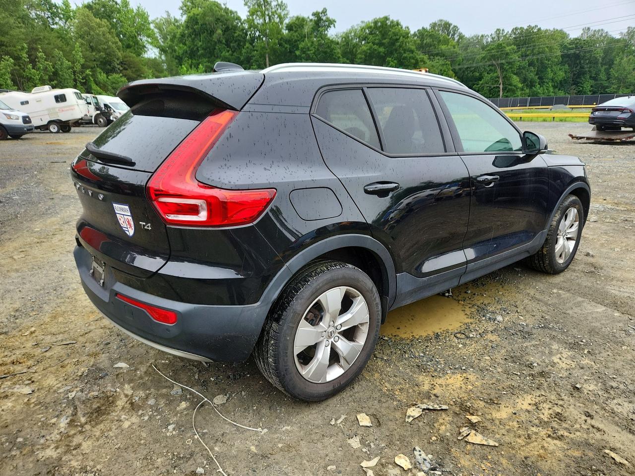 2020 VOLVO XC40 Momentum
