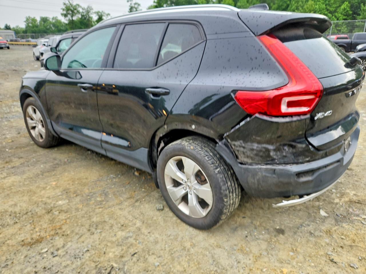 2020 VOLVO XC40 Momentum