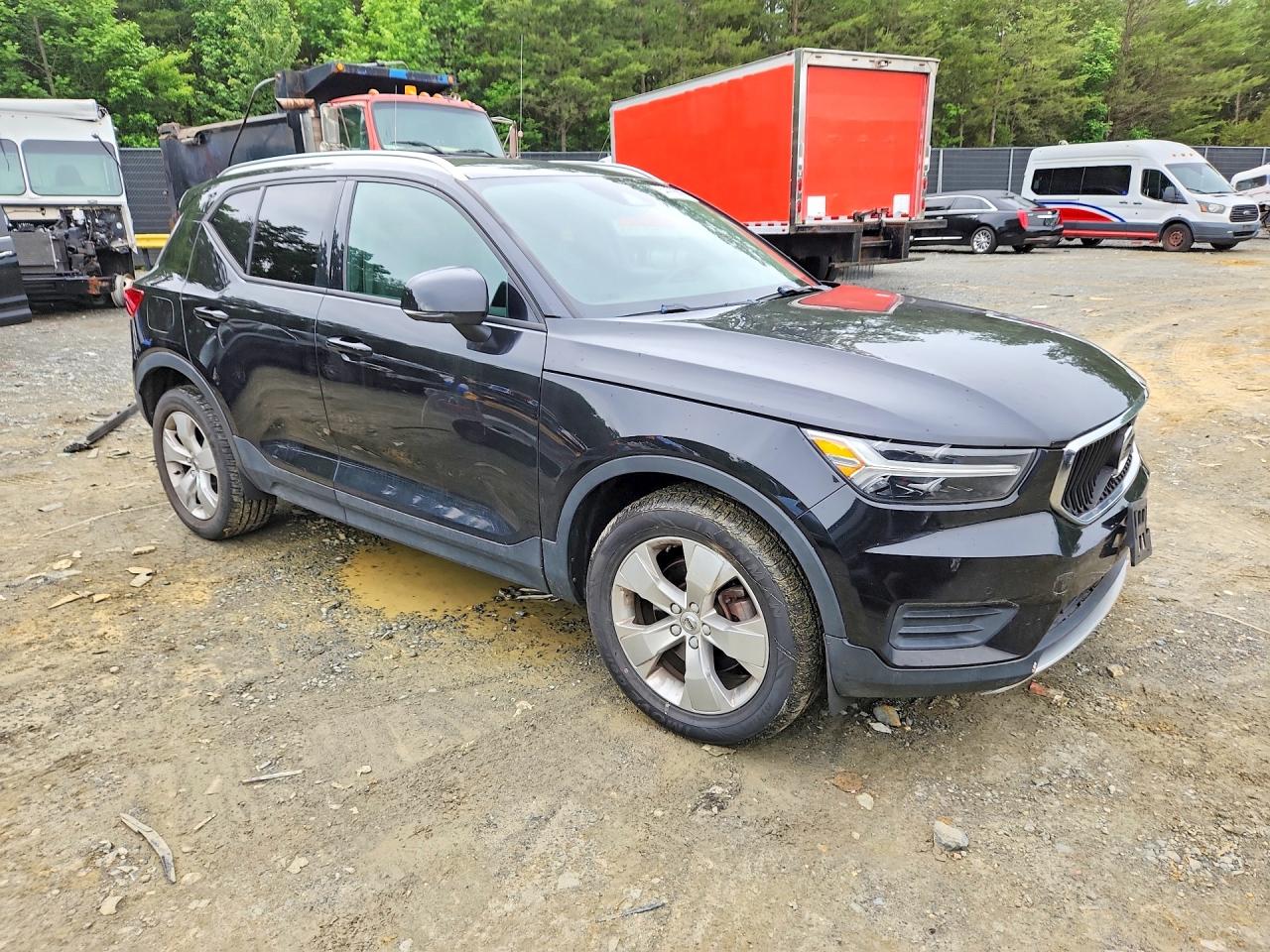 2020 VOLVO XC40 Momentum