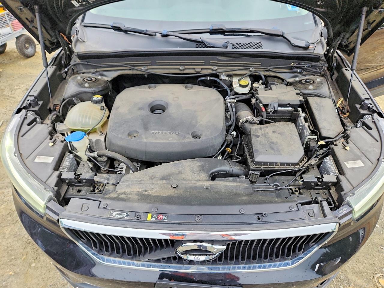 2020 VOLVO XC40 Momentum