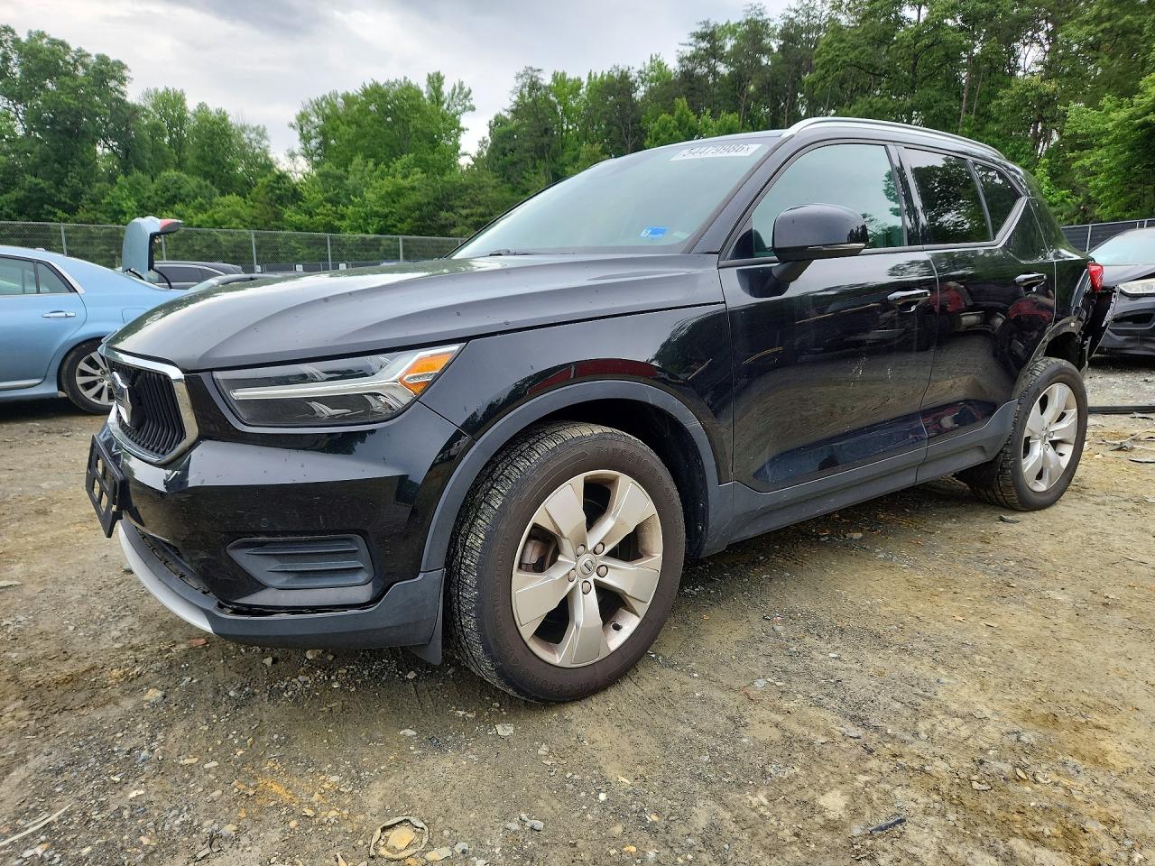 2020 VOLVO XC40 Momentum