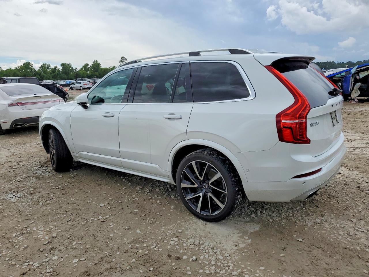 2019 VOLVO XC90 Momentum