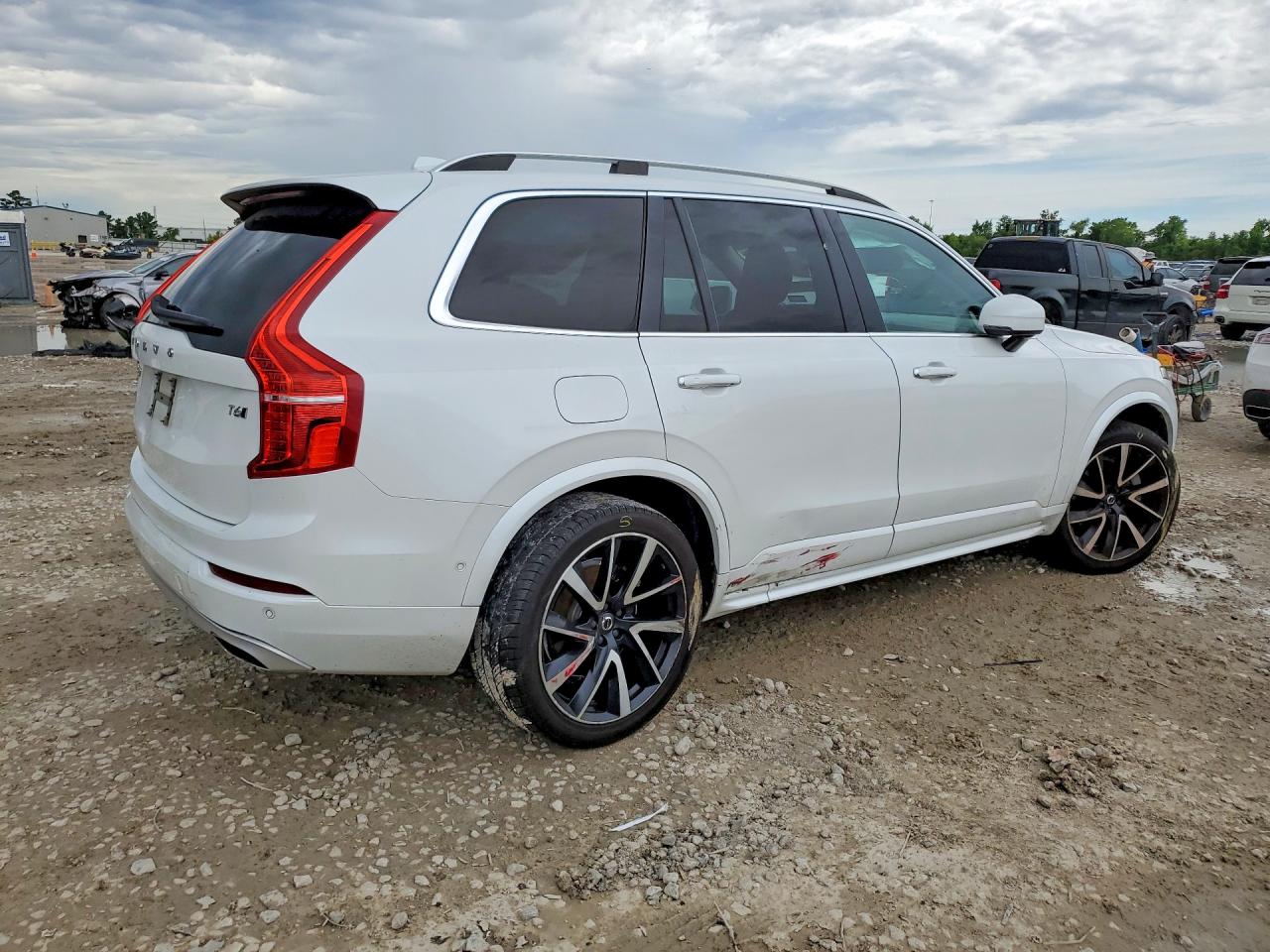2019 VOLVO XC90 Momentum