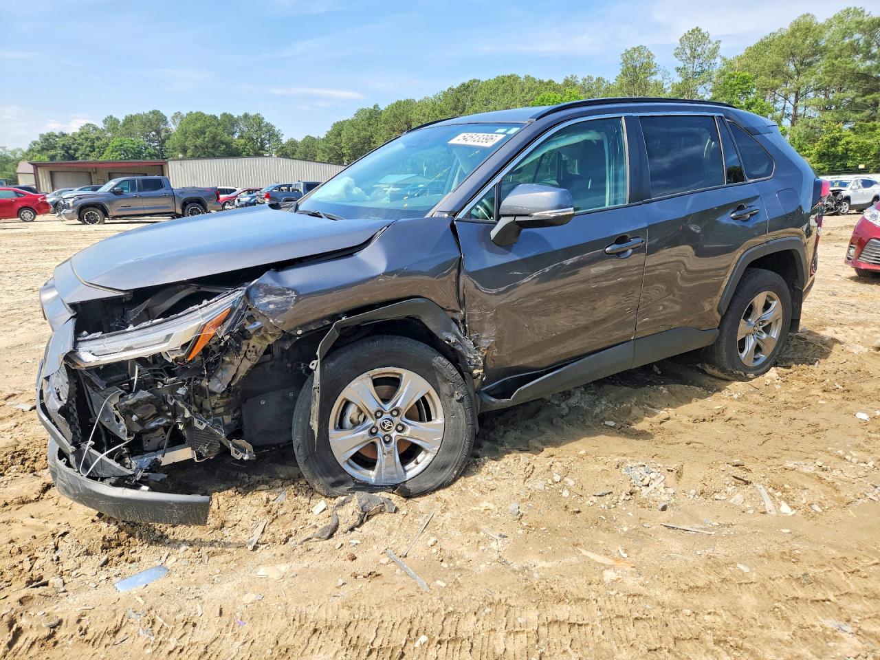 2022 TOYOTA RAV4 XLE — Front 3/4