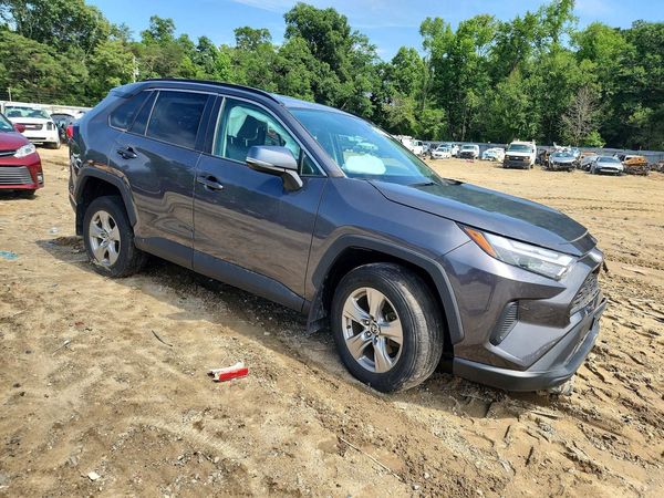 2022 TOYOTA RAV4 XLE — Passenger 3/4