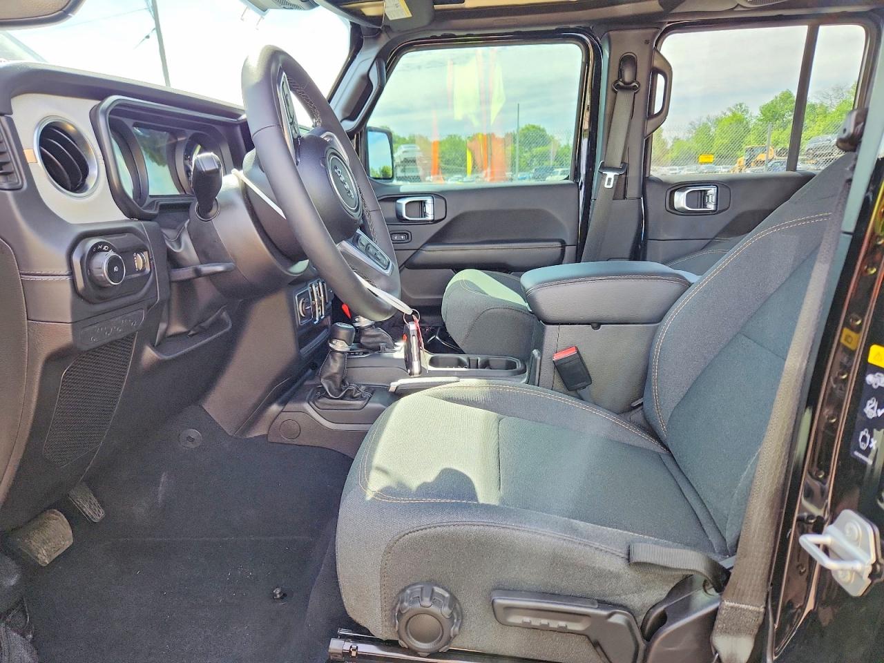 2025 JEEP WRANGLER Sahara
