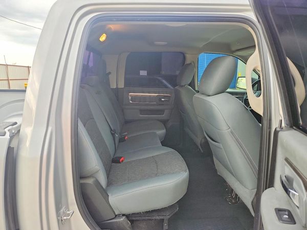 2017 RAM 1500 SLT CREW CAB 4X2