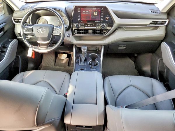 2022 TOYOTA HIGHLANDER XLE