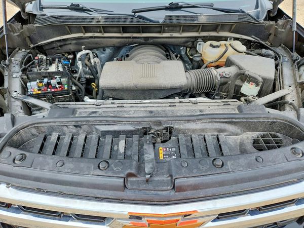 2022 CHEVROLET SILVERADO LT — Engine bay