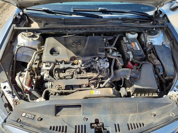 2021 TOYOTA CAMRY SE — Engine bay