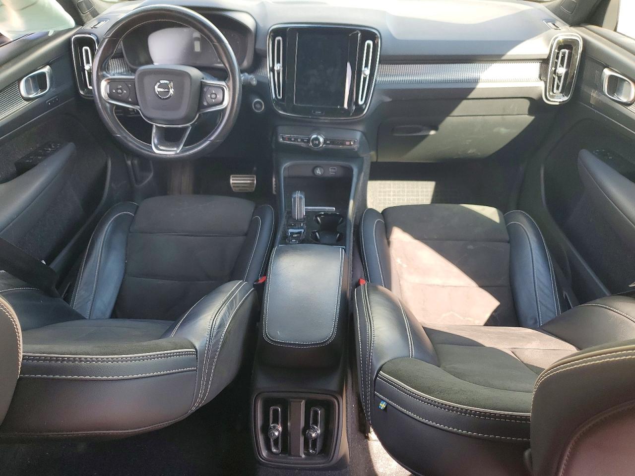 2021 VOLVO XC40 R-Design
