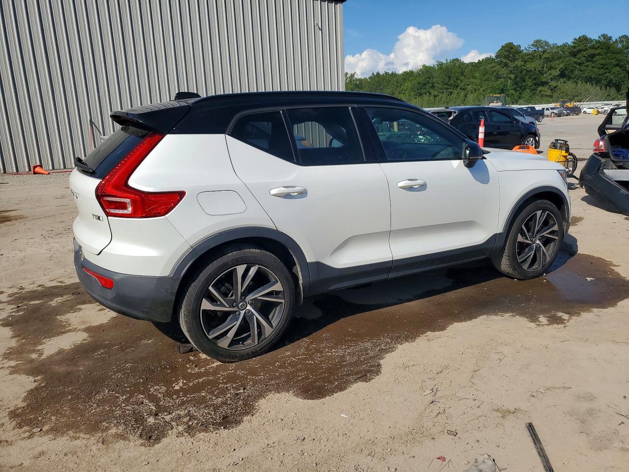 2021 VOLVO XC40 R-Design