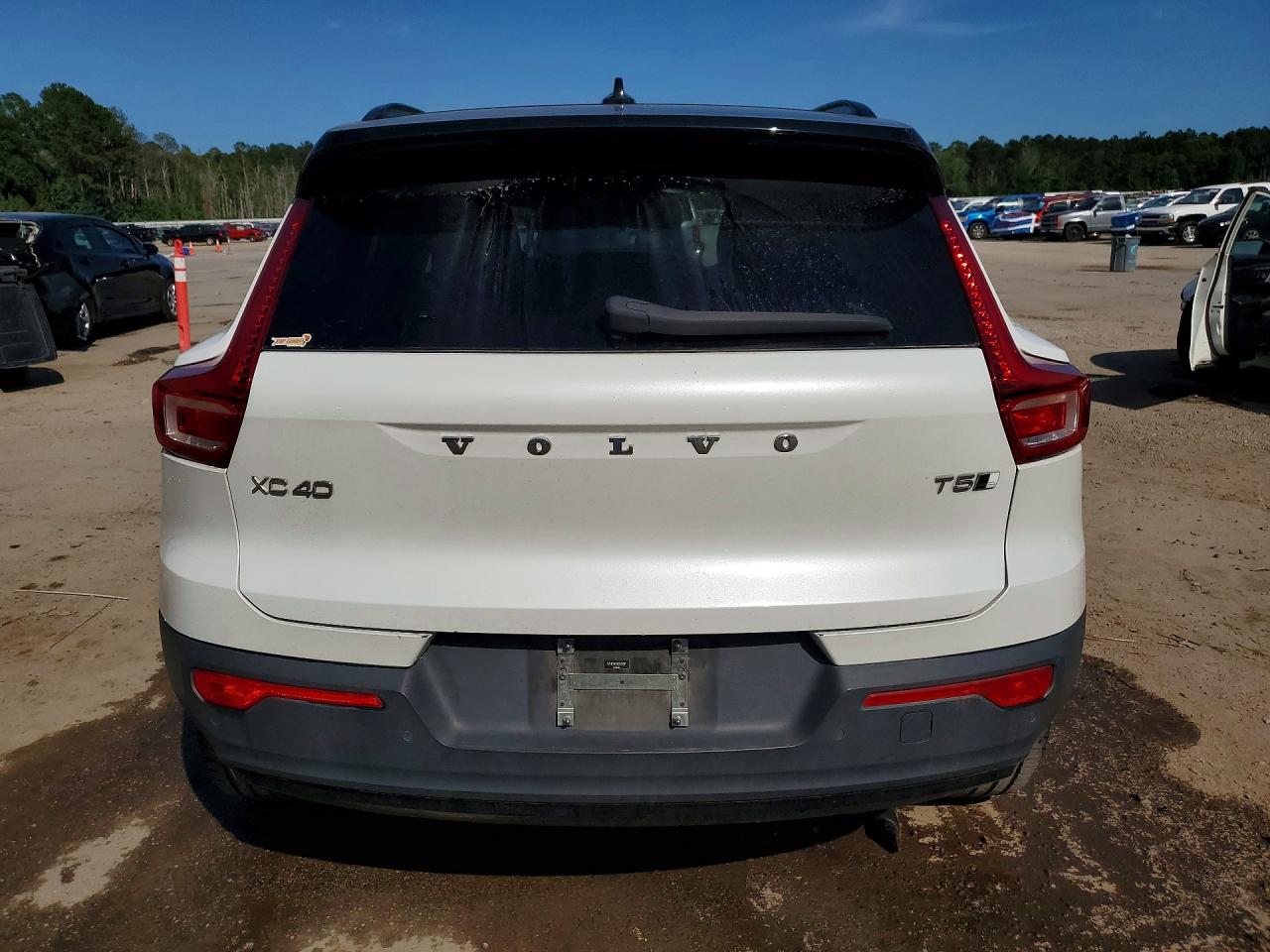 2021 VOLVO XC40 R-Design