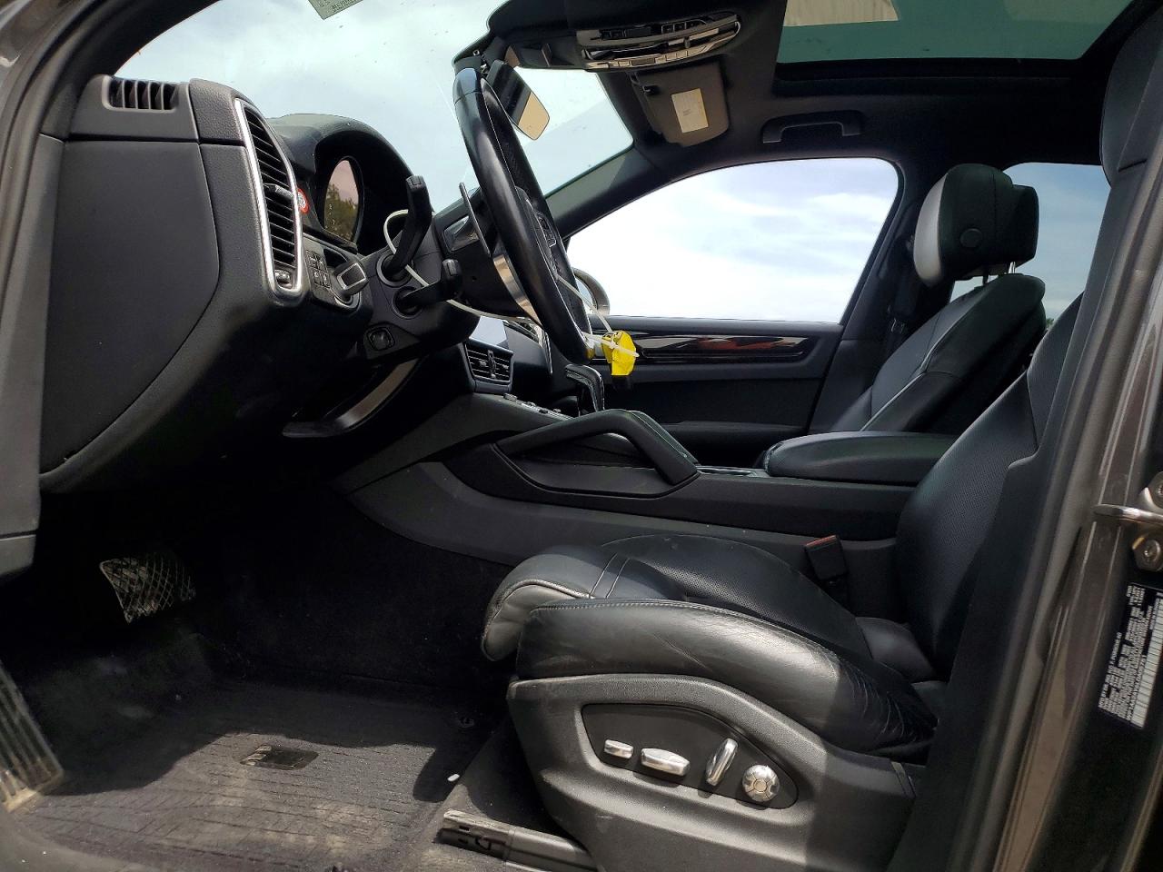 2020 PORSCHE CAYENNE