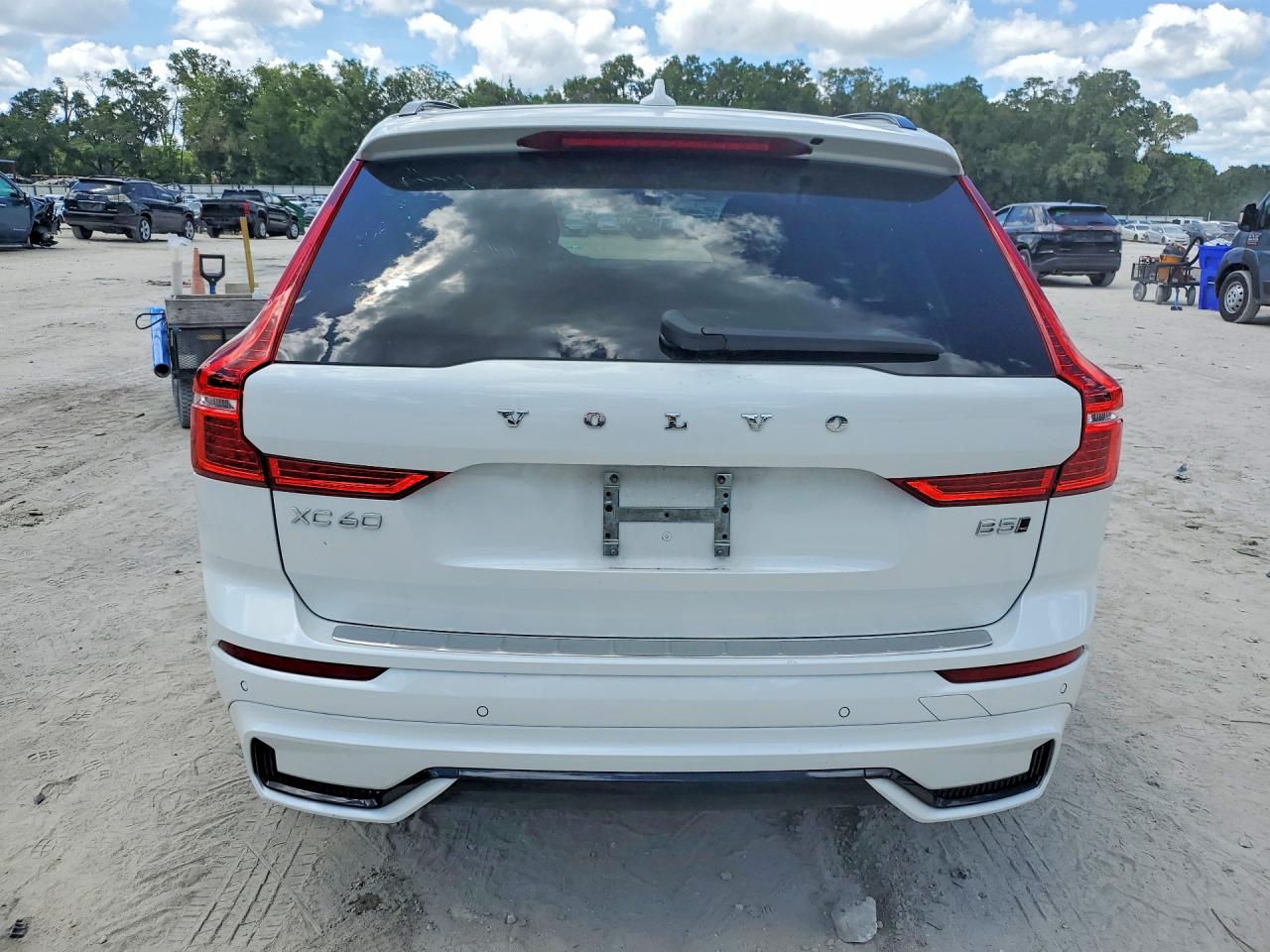 2024 VOLVO XC60 Plus Dark
