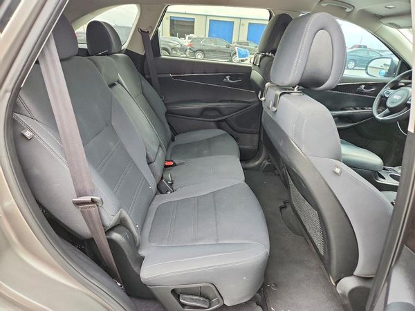 2016 KIA SORENTO L / LX