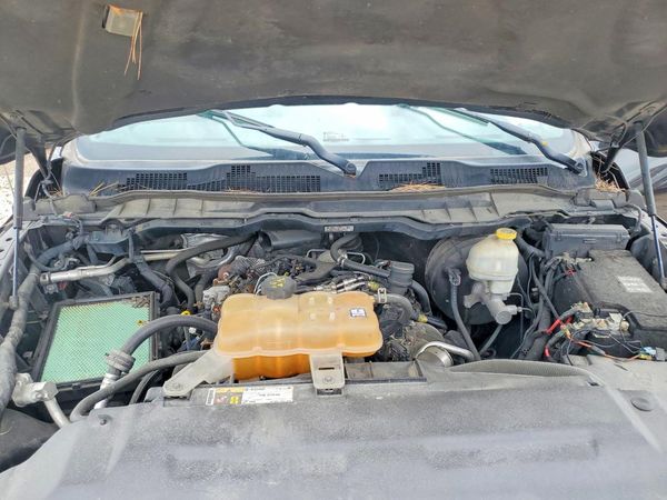2016 RAM 1500 Laramie — Engine bay