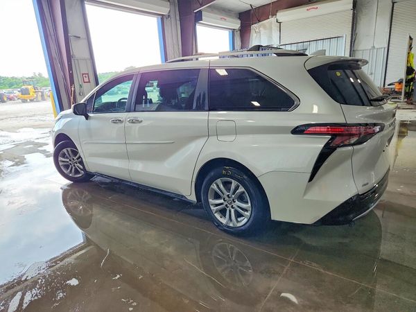 2024 TOYOTA SIENNA Platinum