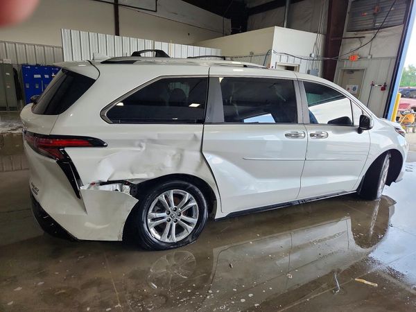 2024 TOYOTA SIENNA Platinum