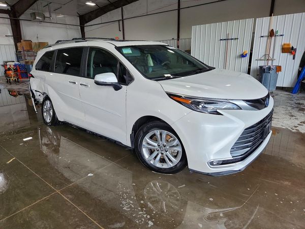 2024 TOYOTA SIENNA Platinum