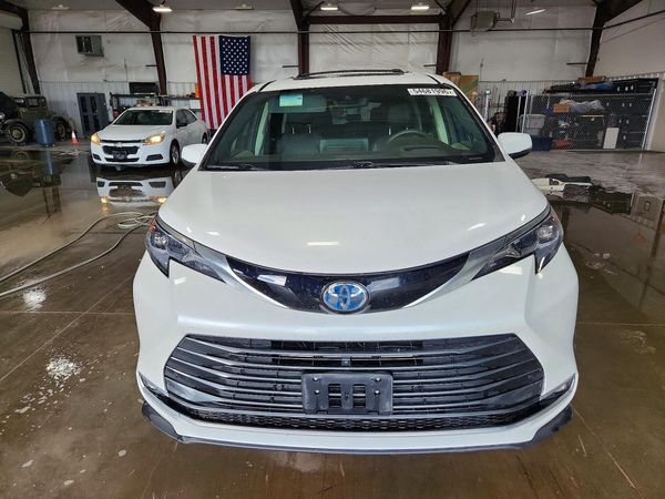 2024 TOYOTA SIENNA Platinum