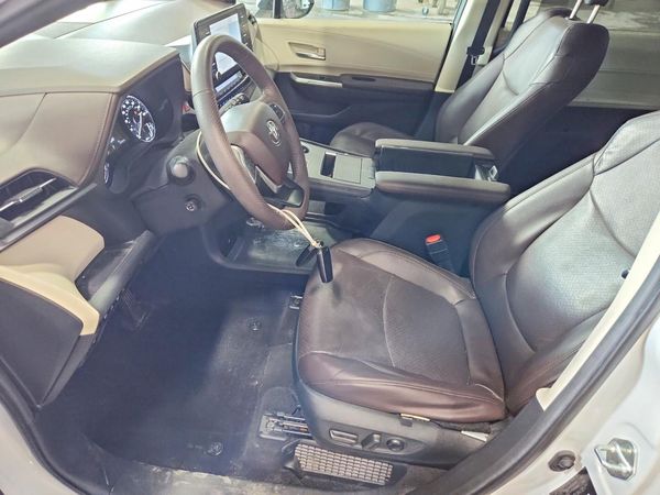 2024 TOYOTA SIENNA Platinum