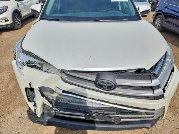 2018 TOYOTA HIGHLANDER LE/LE Plus