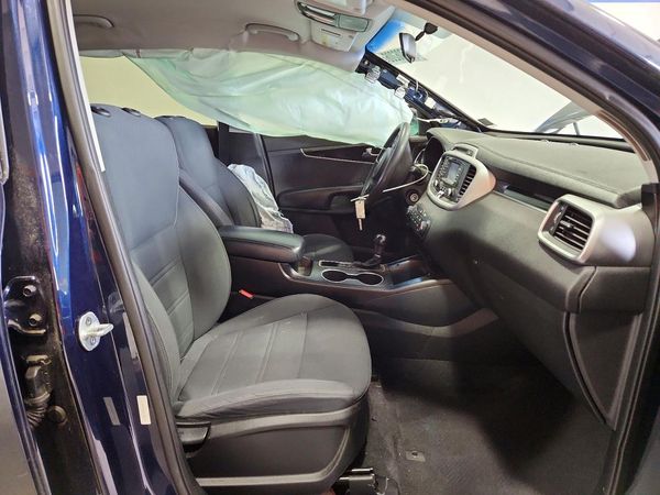 2016 KIA SORENTO L / LX
