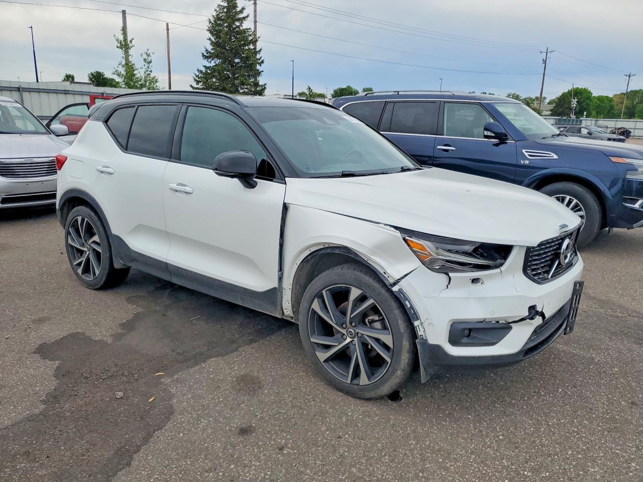 2020 VOLVO XC40 R-Design