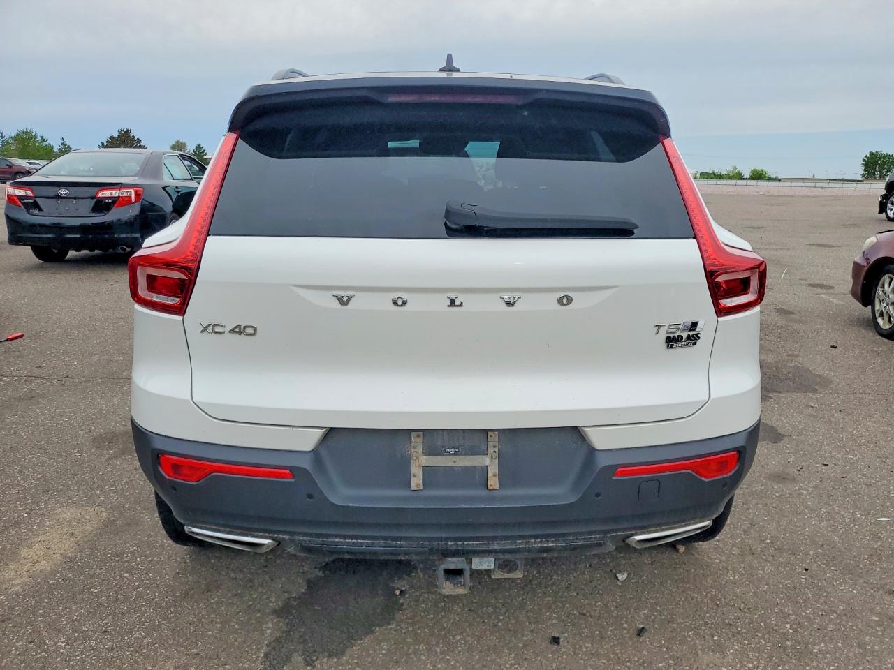 2020 VOLVO XC40 R-Design