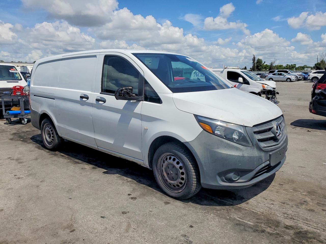 2017 MERCEDES-BENZ METRIS
