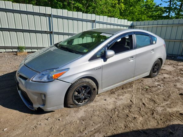 2015 TOYOTA PRIUS — Front 3/4