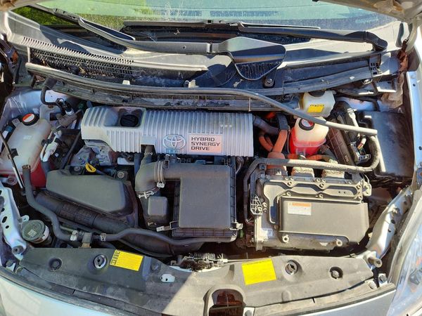 2015 TOYOTA PRIUS — Engine bay