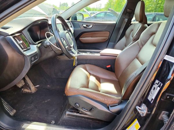 2020 VOLVO XC60 Momentum