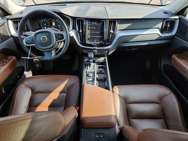 2020 VOLVO XC60 Momentum